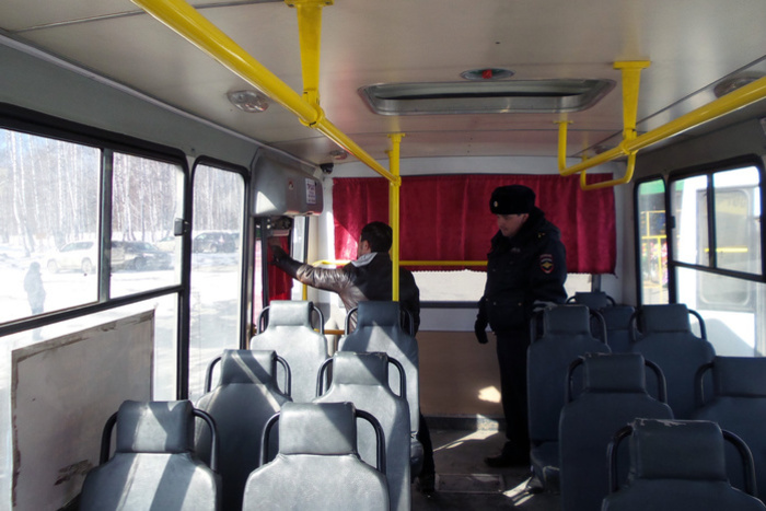 Пешеход не дал автохаму объехать пробку по тротуару в Екатеринбурге
