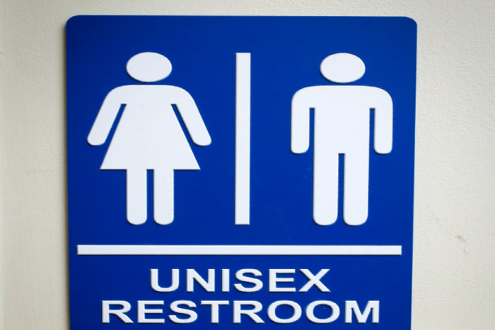 Северная Каролина попросила разрешить не пускать трансгендеров в «чужие» туалеты