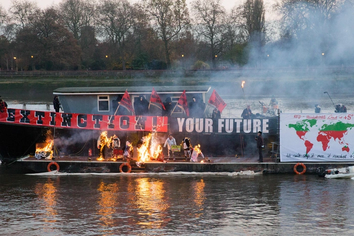 Сын Вивьен Вествуд сжег коллекцию вещей Sex Pistols на 12 миллионов долларов