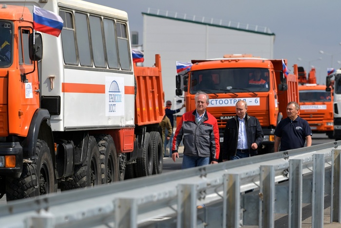 Уже мост, но еще не дорога: почему Путин не пристегнулся за рулем КамАЗа