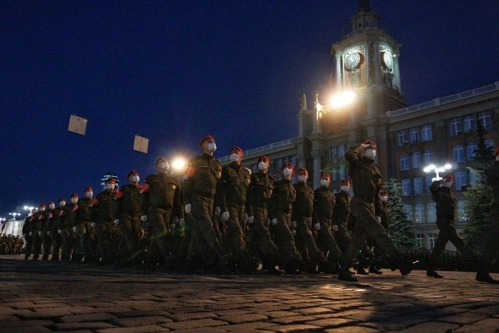 Сергей Исаев из «Уральских пельменей» потребовал отменить парад без ветеранов в Екатеринбурге