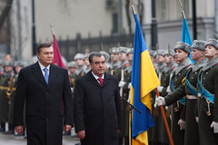 В Киеве глава почетного караула чуть не отрубил себе голову