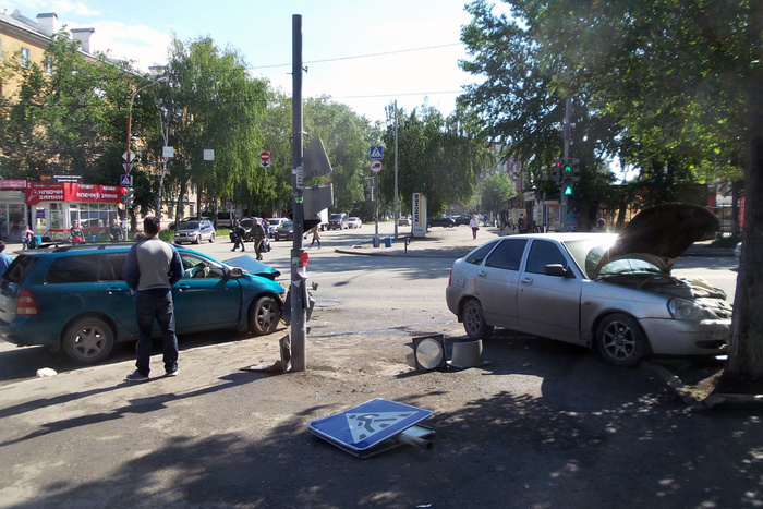 «Лада Приора» столкнулась с иномаркой на перекрестке Восточная — Куйбышева