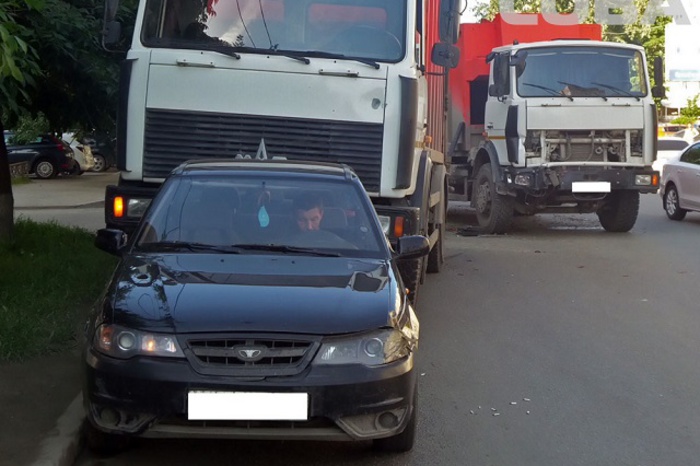 Два мусоровоза попали в курьезное ДТП на улице Репина в Екатеринбурге