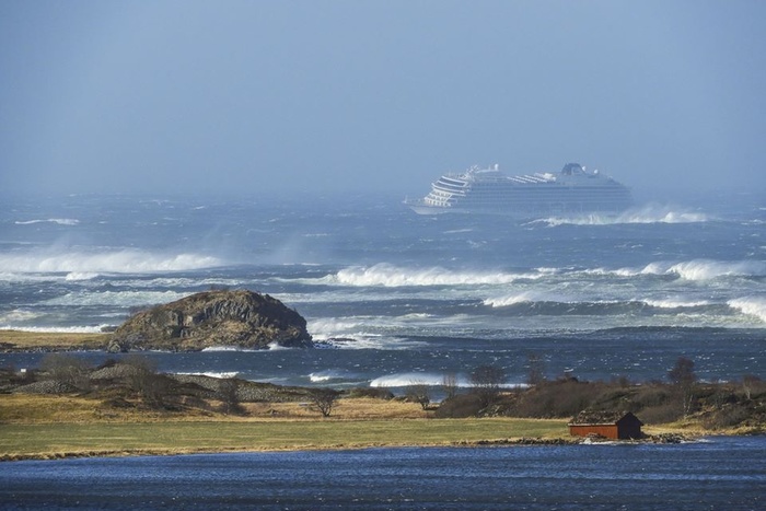 Круизный лайнер Viking Sky терпит бедствие в Норвежском море