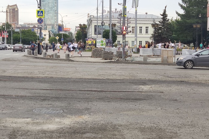 В центре Екатеринбурга откопали старые рельсы