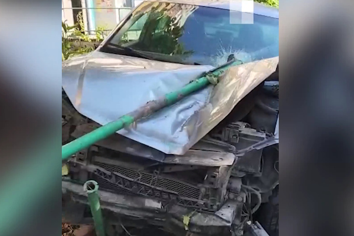 В Екатеринбурге водитель каршерингового Volkswagen «насадил» автомобиль на забор