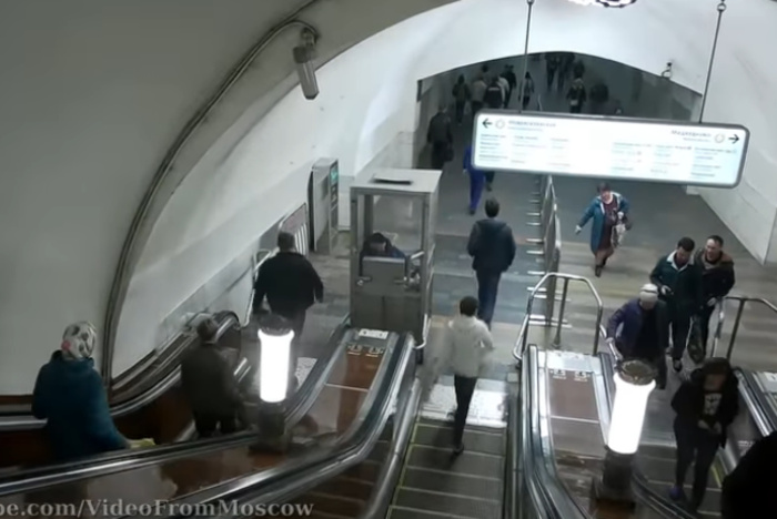 В столичном метро пассажирка ударила ножом женщину, громко разговаривавшую по телефону