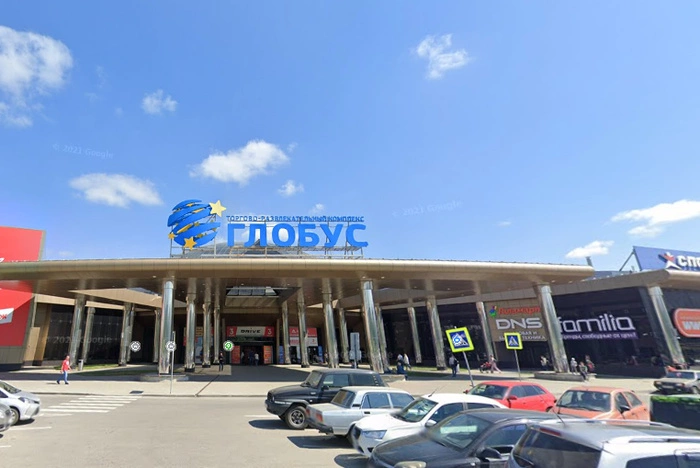 На крыльце ТЦ Екатеринбурга умер человек