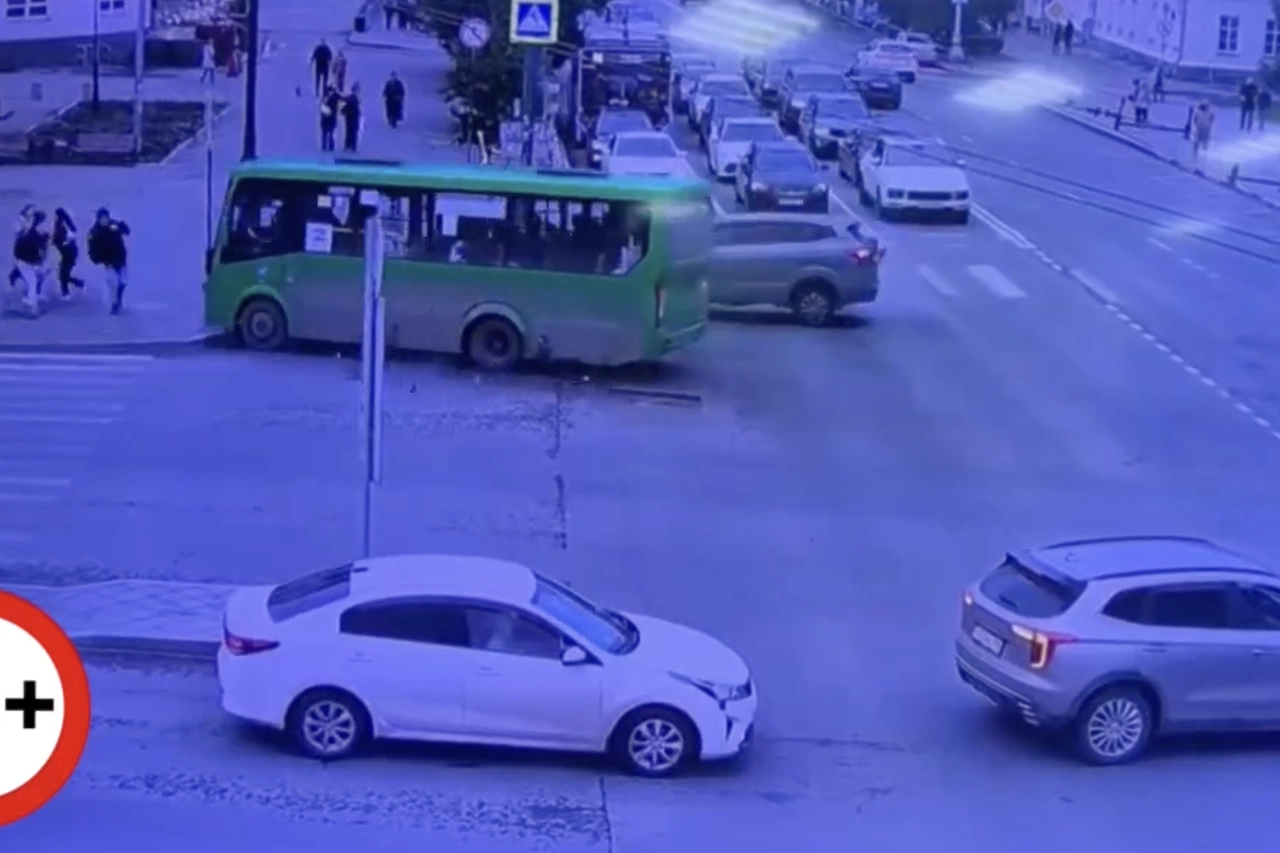 Автобус влетел в толпу пешеходов в Екатеринбурге. Погибли четыре человека