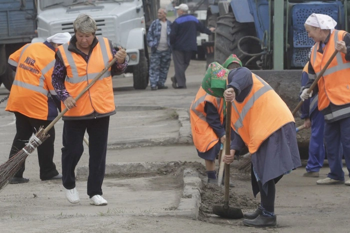 В центре Екатеринбурга уходит под землю асфальт