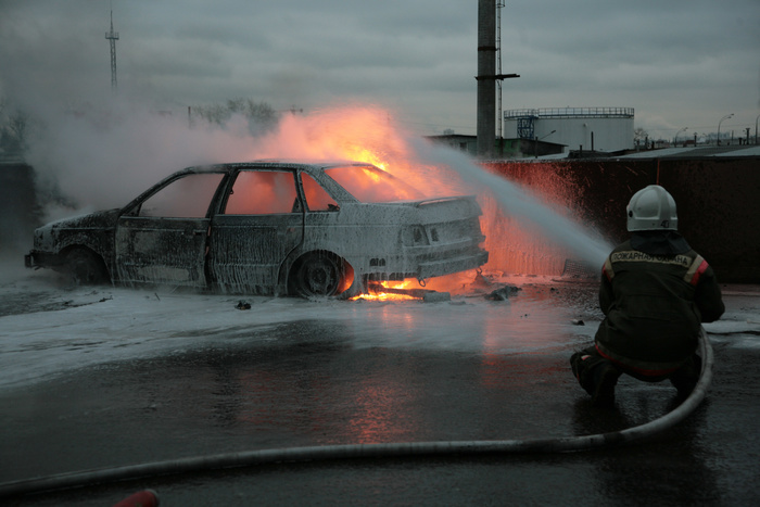Ночью в Екатеринбурге сгорел автомобиль «Ауди». Проводится следствие