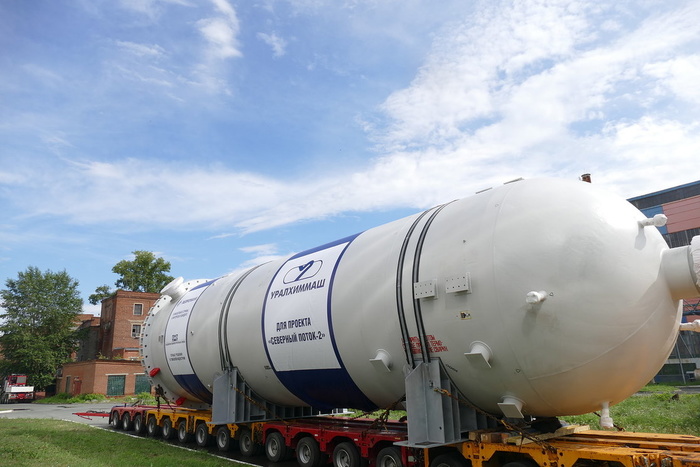 По Екатеринбургу снова провезли гигантские адсорберы для «Газпрома»
