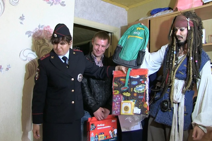 Сотрудники екатеринбургской полиции помогают детям собраться в школу