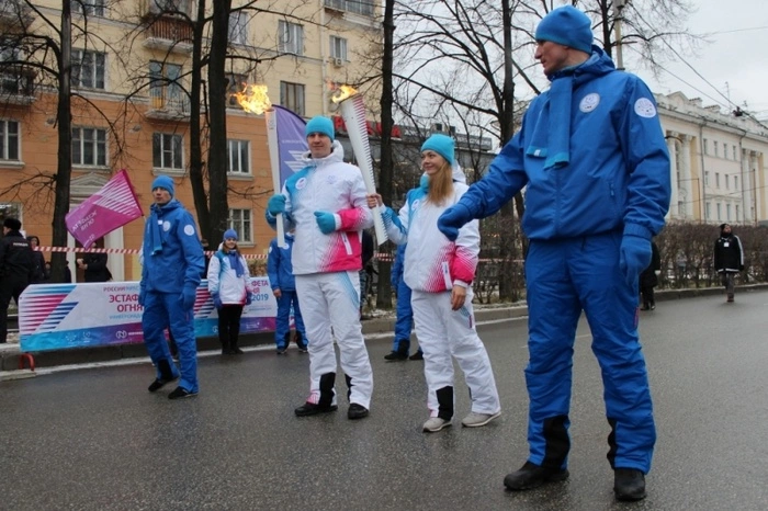 25 известных спортсменов и политиков пронесли огонь Универсиады по центру города