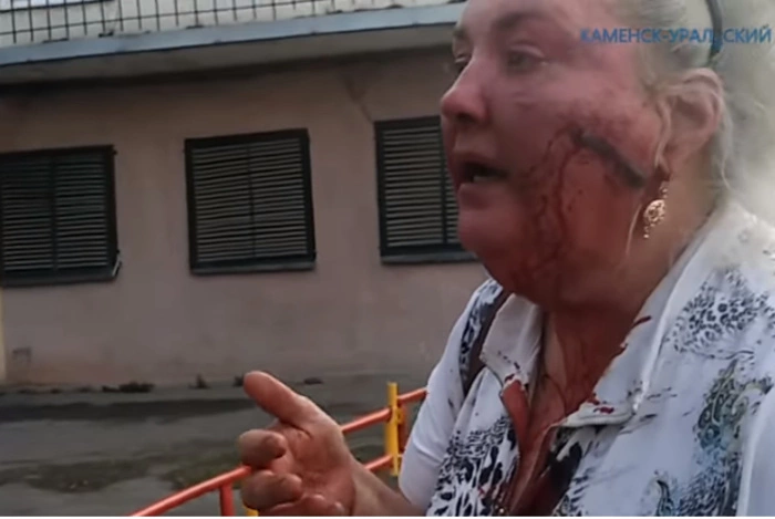 Из отдела полиции увезли окровавленную женщину, обратившуюся туда за помощью