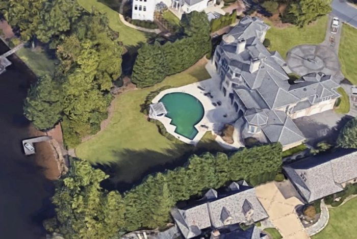 Заброшенный из-за санкций особняк российского олигарха нашли в США