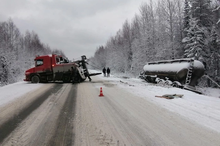 В Свердловской области сотрудники ГИБДД во время снегопада спасли двух водителей