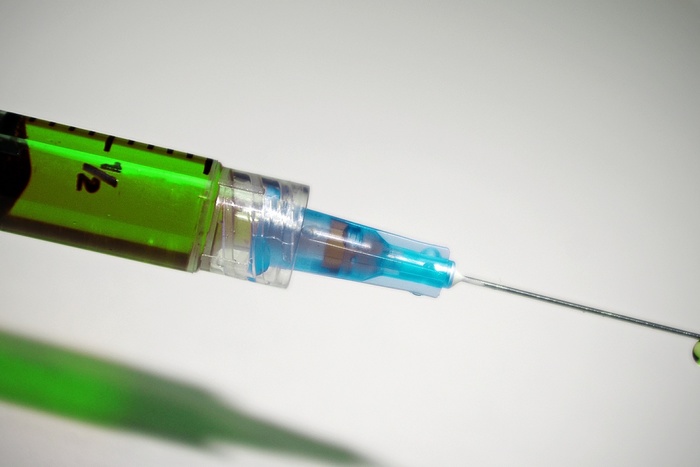 Власти назвали сроки появления в России второй вакцины от коронавируса