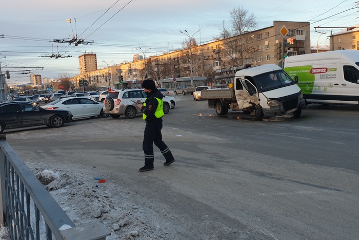 В Екатеринбурге в ДТП на Уралмаше серьёзно пострадали четыре человека