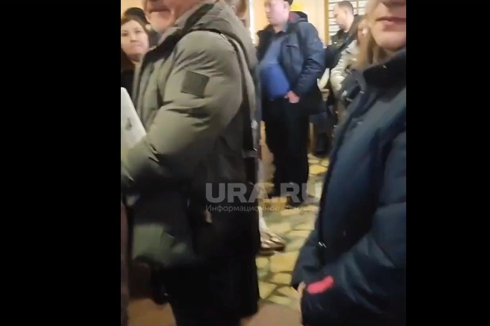 Екатеринбуржцы устроили давку в очередях из-за технического сбоя при записи в детские лагеря