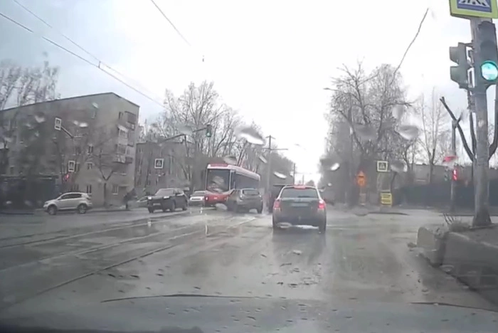 На Эльмаше две машины врезались в трамвай