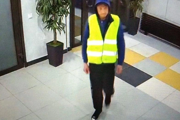 В Екатеринбурге вор на Mercedes обокрал девушку