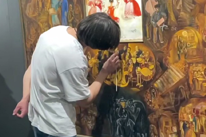 Вандалы пририсовали ручкой глаза к картине в екатеринбургском музее