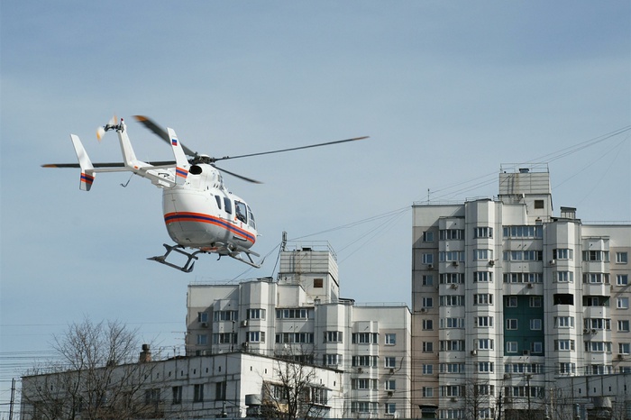 Медики ЦВО с помощью реанимационного вертолета спасли жизнь пострадавшему в ДТП