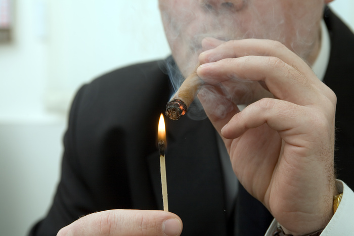 Минтруд рассмотрит вопрос о сокращении рабочей недели для некурящих