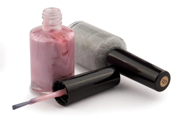 Итальянцы покаялись за расистский лак для ногтей