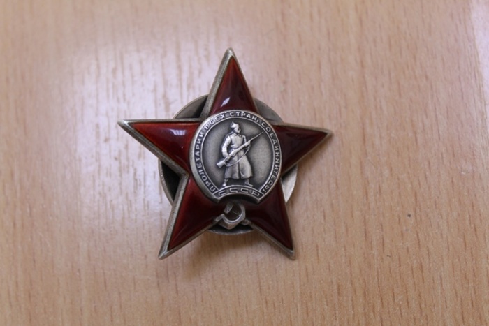 Свердловская полиция задержала афериста, пытавшегося продать орден Красной Звезды за 500 рублей