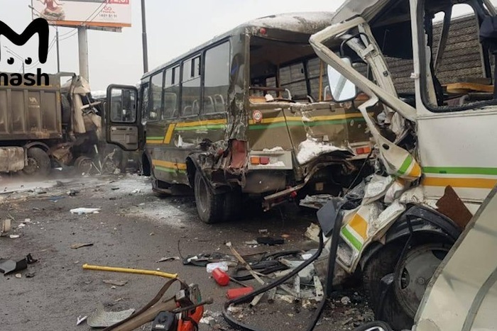 Пострадали 50 человек, четверо погибли: грузовик врезался в колонну военных автобусов