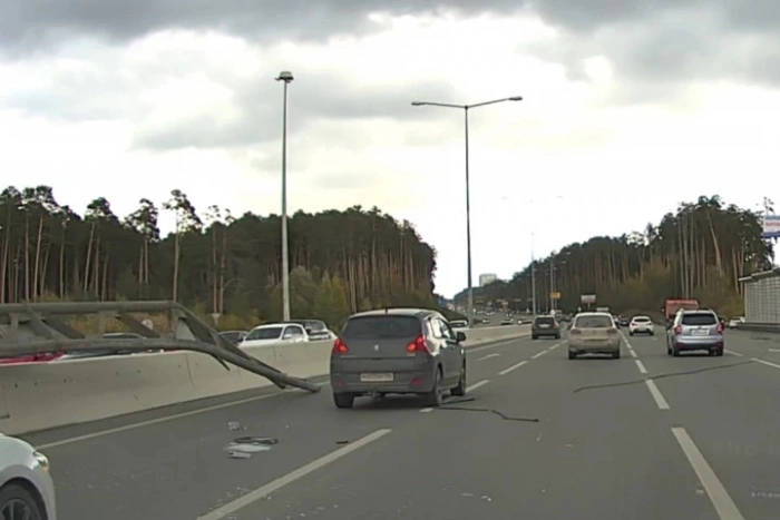 На только что открытой развязке на Луганской рухнула железная конструкция