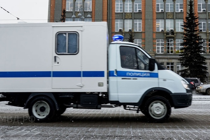 Есть пострадавший: в Свердловской области грузовик протаранил конвойную машину с арестантами