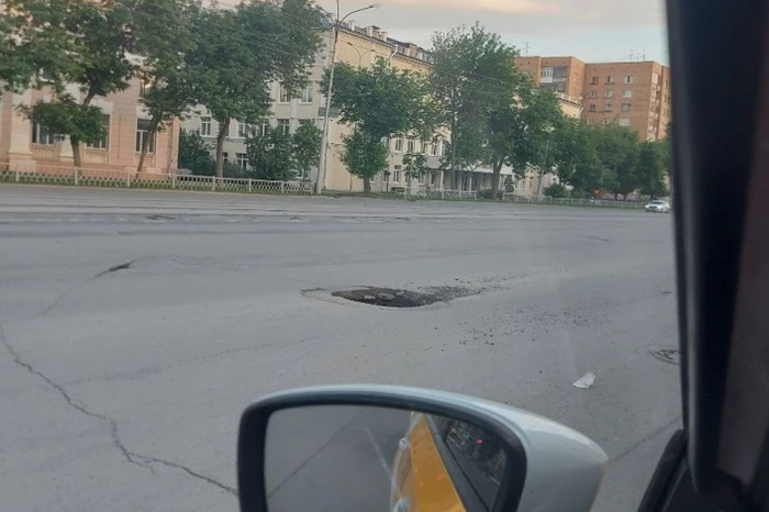 В центре Екатеринбурга на проезжей части образовалась опасная яма