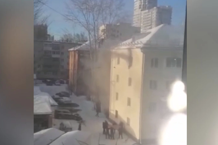 В Екатеринбурге девушка выпала из окна, спасаясь от пожара