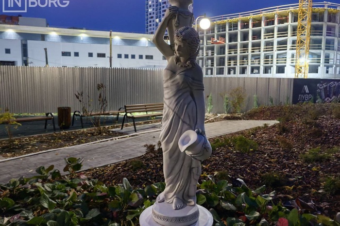 В центре Екатеринбурга внезапно закрыли парк. На входе разместили табличку о платном входе