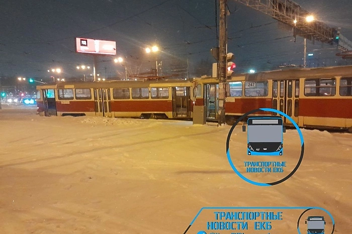 В первый рабочий день в Екатеринбурге с рельсов сошел трамвай