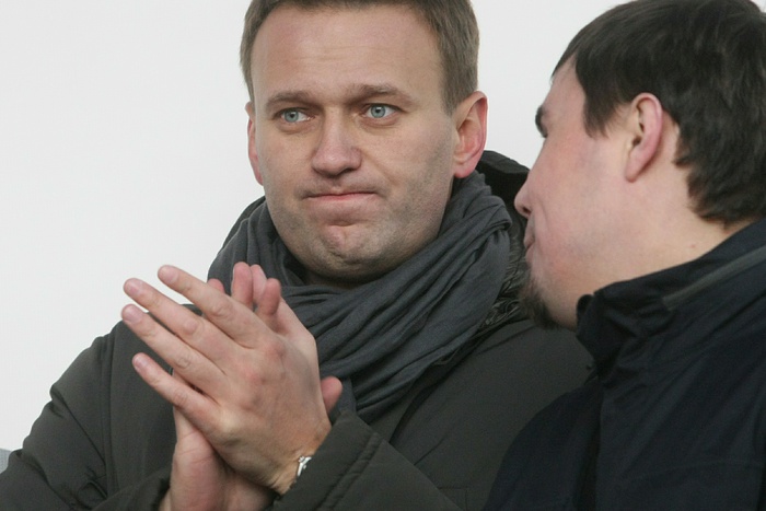 Навального закидали пирожными и презервативами
