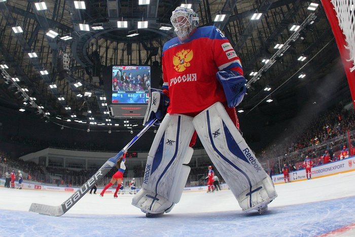 Вратарь сборной России по хоккею протаранил дом на своей иномарке в Кузбассе