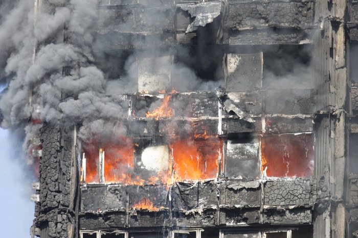 СМИ: Жертвами пожара в лондонской высотке стали уже 70 человек