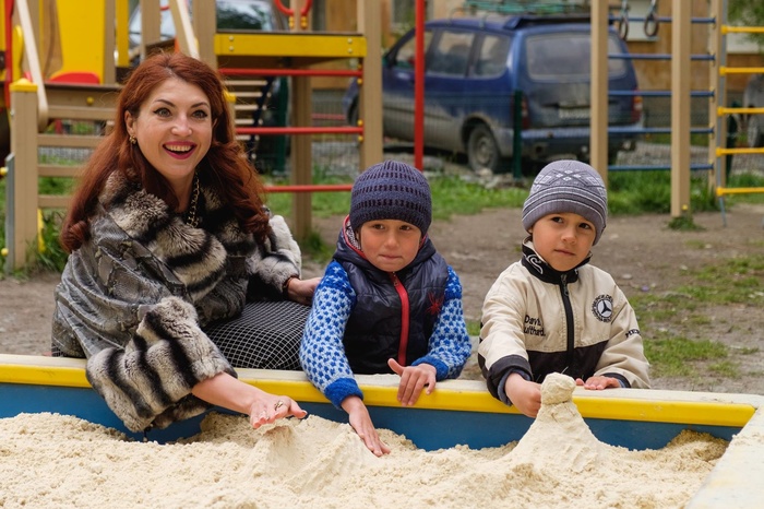 Лидер «Единой России» устроила фотосессию у детской песочницы в шубе