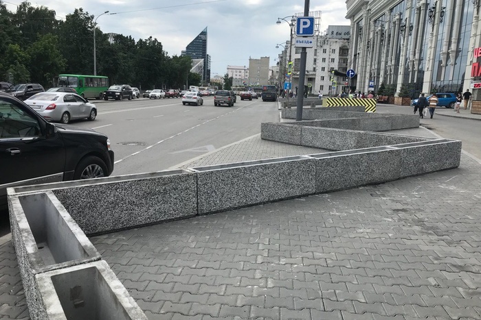 В центре Екатеринбурга появились «бетонные гробики»