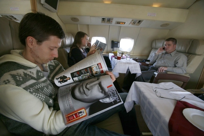 Двух пассажиров бизнес-класса задержали в аэропорту Камчатки за дебош