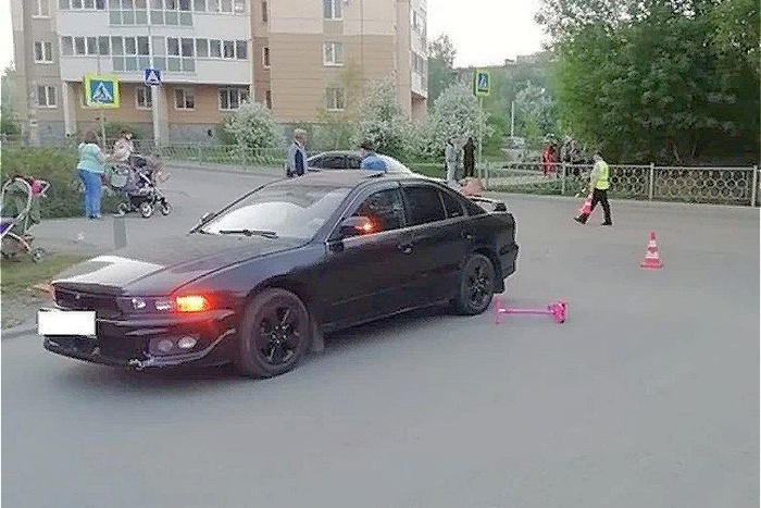 В Екатеринбурге иномарка сбила трехлетнюю девочку на самокате
