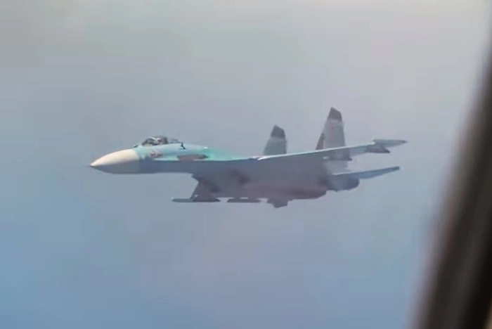 В Иркутске истребитель Су-30 упал на жилой дом. Два пилота погибли