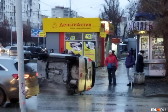 В Екатеринбурге машина вылетела на тротуар у пешеходного перехода