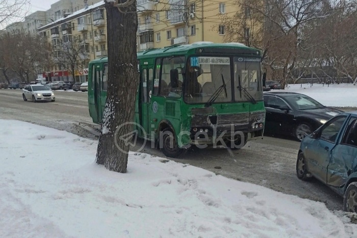 В центре Екатеринбурга автобус с пассажирами попал в ДТП