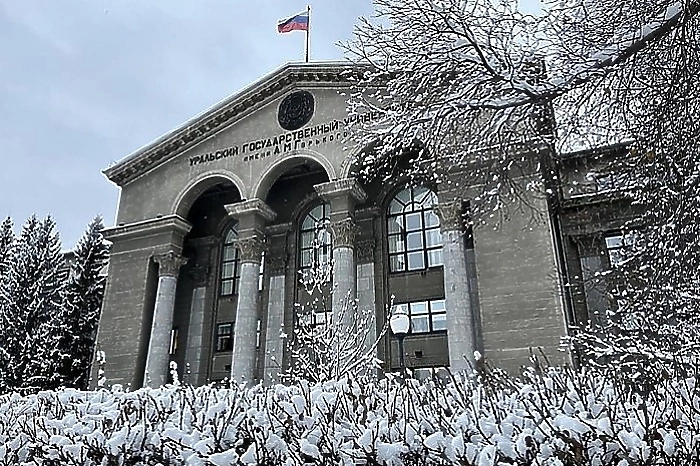 Десятки тысяч платных мест в вузах сокращены в России